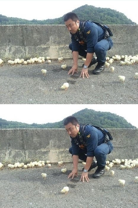 Actor Ma Dong-suk palys with the chicks between the scenes for film "Banchanggo." (Ma Dong-suk's Twitter)