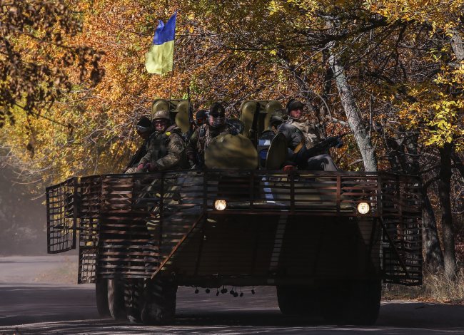 Ukrainian servicemen drive on an armored personnel carrier in the eastern town of Kramatorsk, Ukraine, Saturday.   (EPA-Yonhap)