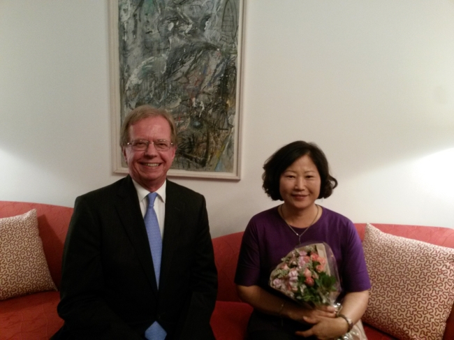 Swedish Ambassador Lars Danielsson (left) sits with children’s literature writer Hwang Sun-mi during the 36th meeting of the Seoul Literary Society at his residence in Seongbuk-dong, Seoul, Wednesday. Philip Iglauer/The Korea Herald