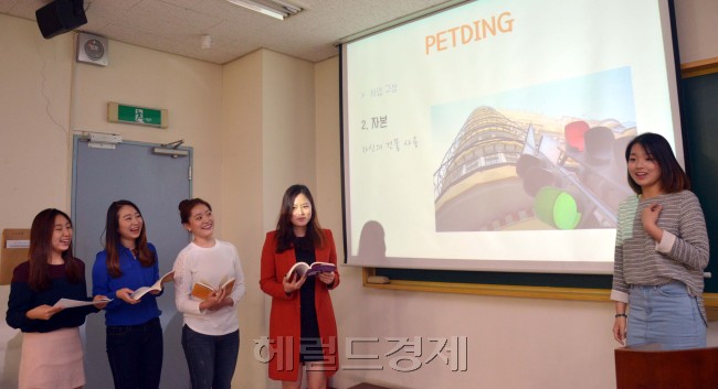 서울여대 부자학 강의<br />김명섭 기자 msiron@heraldcorp.com
서울여대 부자학 강의
김명섭 기자 msiron@heraldcorp.com
서울여대 부자학 강의
김명섭 기자 msiron@heraldcorp.com
서울여대 학생들이 수업시간 중 부자 인생 플랜이 담긴 PT를 진행하고 있다.  김명섭 기자/msiron@heraldcorp.com