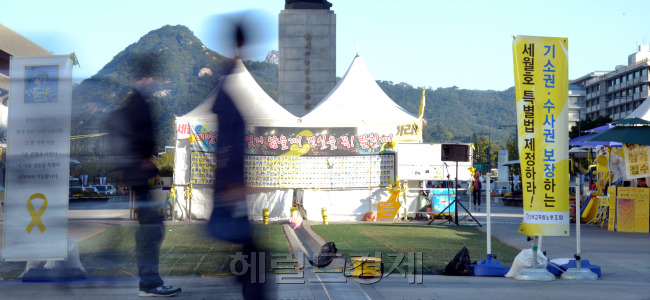 대검이 6일 오전 세월호 참사 수사관련 발표를 하는 가운데 서울 광화문광장 세월호 농성장이 차분한 모습을 보이고 있다.<br />김명섭 기자 msiron@heraldcorp.com
대검이 6일 오전 세월호 참사 수사관련 발표를 하는 가운데 서울 광화문광장 세월호 농성장이 차분한 모습을 보이고 있다.
김명섭 기자 msiron@heraldcorp.com
‘반년의 세월’이 흐른 세월호