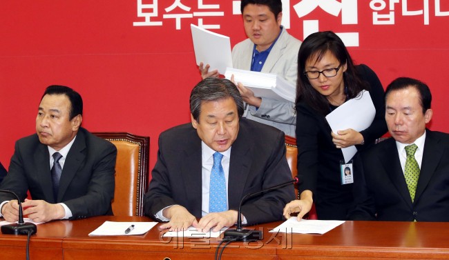 김무성 새누리당 대표가 6일 오전 국회에서 열린 최고위원회의에 관계자로 부터 회의자료를 받고 있다.이길동기자.gdlee@heraldcorp.com
김무성 새누리당 대표가 6일 오전 국회에서 열린 최고위원회의에 관계자로 부터 회의자료를 받고 있다.이길동기자.gdlee@heraldcorp.com