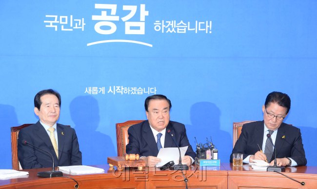 문희상 새정치민주연합 비상대책위원장이 6일 오전 국회에서 열린 비상대책위원회의에 참석해 모두발언을 하고 있다.이길동기자.gdlee@heraldcorp.com
문희상 새정치민주연합 비상대책위원장이 6일 오전 국회에서 열린 비상대책위원회의에 참석해 모두발언을 하고 있다.이길동기자.gdlee@heraldcorp.com