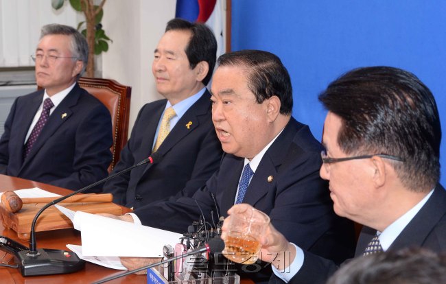 문희상 새정치민주연합 비상대책위원장이 6일 오전 국회에서 열린 비상대책위원회의에 참석해 모두발언을 하고 있다.이길동기자.gdlee@heraldcorp.com
문희상 새정치민주연합 비상대책위원장이 6일 오전 국회에서 열린 비상대책위원회의에 참석해 모두발언을 하고 있다.이길동기자.gdlee@heraldcorp.com