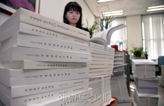 7일 부터 시작되는 국정감사를 하루 앞둔 6일 오전 국회 한 상임위 관계자가 피감기관으로 부터 받은 국정감사 자료를 살펴보고 있다.이길동기자.gdlee@heraldcorp.com
부실국감 우려 씻을지…