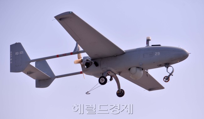 8일 오전 경기도 모 공중정찰부대에서 한국형 육군 무인정찰기 송골매의 비행훈련이 실시되어 송골매가 부대주변 상공을 선회비행을 하고 있다. 이번에 비행훈련을 하는 송골매는 전장5m, 높이 1.5m, 폭6.5m로 속도는 시속150km/h, 작전반경 100km내외, 체공시간은 4~5시간이며, 주야간 일체형 자동추적기능을 갖춘 감지기를 탑재한것이 특징이다.  <br />사진공동취재단/ 헤럴드경제 이상섭 기자.
8일 오전 경기도 모 공중정찰부대에서 한국형 육군 무인정찰기 송골매의 비행훈련이 실시되어 송골매가 부대주변 상공을 선회비행을 하고 있다. 이번에 비행훈련을 하는 송골매는 전장5m, 높이 1.5m, 폭6.5m로 속도는 시속150km/h, 작전반경 100km내외, 체공시간은 4~5시간이며, 주야간 일체형 자동추적기능을 갖춘 감지기를 탑재한것이 특징이다.
사진공동취재단/ 헤럴드경제 이상섭 기자.
8일 오전 경기도 모 공중정찰부대에서 한국형 육군 무인정찰기 송골매의 비행훈련이 실시되어 송골매가 부대주변 상공을 선회비행을 하고 있다. 이번에 비행훈련을 하는 송골매는 전장5m, 높이 1.5m, 폭6.5m로 속도는 시속150km/h, 작전반경 100km내외, 체공시간은 4~5시간이며, 주야간 일체형 자동추적기능을 갖춘 감지기를 탑재한것이 특징이다.
사진공동취재단/ 헤럴드경제 이상섭 기자.