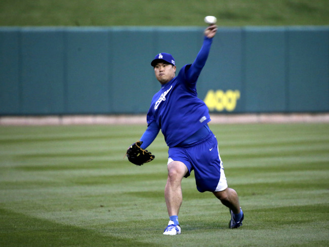 Los Angeles Dodgers starting pitcher Ryu Hyun-jin throws during practice on Sunday.
AP-Yonhap