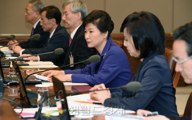 박근혜 대통령이 6일 청와대에서 수석비서관회의를 주재하고 있다./청와대사진기자단 2014.10.6<br />박현구 기자
박근혜 대통령이 6일 청와대에서 수석비서관회의를 주재하고 있다./청와대사진기자단 2014.10.6
박현구 기자