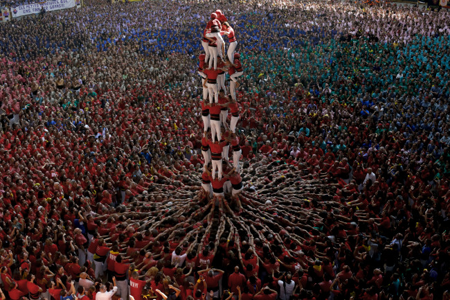 <YONHAP PHOTO-0183> (141005) -- TARRAGONA, Oct. 5, 2014 (Xinhua) -- Participants castells of human towers during the 25th Castells Competition in Tarragona, Spain, on Oct. 5, 2014. A total of 30 human tower groups gathered here on Sunday competing to build the most difficult human tower structure. (Xinhua/Pau Barrena)/2014-10-06 08:55:37/ <저작권자 ⓒ 1980-2014 ㈜연합뉴스. 무단 전재 재배포 금지.>
Participants castells of human towers during the 25th Castells Competition in Tarragona, Spain, Sunday. Thirty human tower groups gathered here on Sunday competing to build the most difficult human tower structure.   Xinhua-Yonhap