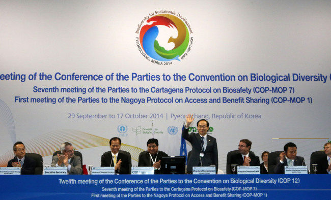 Environment Minister Yoon Seong-kyu (fifth from left) participates in the 12th meeting of the Convention on Biological Diversity at the Alpensia Convention Center in Pyeongchang, Gangwon Province, Monday. Speakers included CBD executive secretary Braulio Ferreira de Souza Dias (second from left), Gangwon Province Gov. Choi Moon-soon (third from left) and U.N. Environment Program executive director Achim Steiner (second from right).   Yonhap