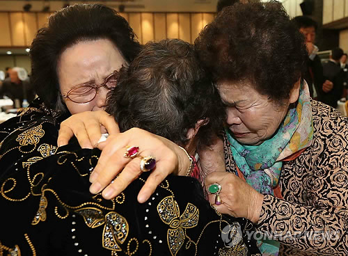 Separated family members between South and North Korea shed tears in their reunion at a meeting place in Mount Geumgangsan, North Korea, in February.  (Yonhap)