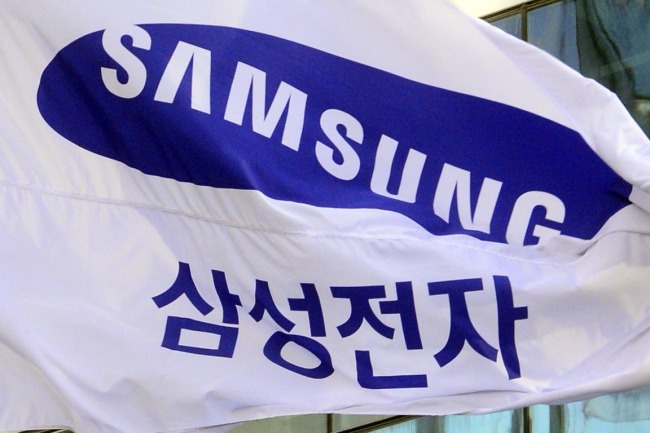 지난 주말 삼성전자와 애플의 특허소송을 담당하는 미국 캘리포니아 연방 북부지방법원의 배심원단은 삼성이 애플의 스마트폰과 태블릿PC의 특허를 침해했다고 평결한 가운데 27일 오전 서울 서초옥 삼성전자 사옥의 분위기가 무겁게 가라앉아 있다. 박해묵 기자/mook@heraldmcorp.com
지난 주말 삼성전자와 애플의 특허소송을 담당하는 미국 캘리포니아 연방 북부지방법원의 배심원단은 삼성이 애플의 스마트폰과 태블릿PC의 특허를 침해했다고 평결한 가운데 27일 오전 서울 서초옥 삼성전자 사옥의 분위기가 무겁게 가라앉아 있다. 박해묵 기자/mook@heraldmcorp.com