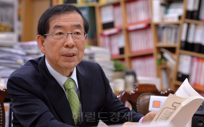 박원순 서울시장 인터뷰.<br />이상섭 기자. babtong@heraldcorp.com 2014.03.20
박원순 서울시장 인터뷰.
이상섭 기자. babtong@heraldcorp.com 2014.03.20
박원순 서울시장 인터뷰.
이상섭 기자. babtong@heraldcorp.com 2014.03.20
박원순 서울시장 인터뷰.
이상섭 기자. babtong@heraldcorp.com 2014.03.20