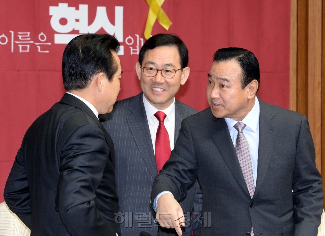 이완구 새누리당 원내대표(오른쪽)가 7일 오전 국회에서 열린 원내대책회의에 참석해 주호영정책위의장(가운데),나성린(정책위수석부의장)과 이야기를 하고 있다.이길동기자.gdlee@heraldcorp.com
이완구 새누리당 원내대표(오른쪽)가 7일 오전 국회에서 열린 원내대책회의에 참석해 주호영정책위의장(가운데),나성린(정책위수석부의장)과 이야기를 하고 있다.이길동기자.gdlee@heraldcorp.com