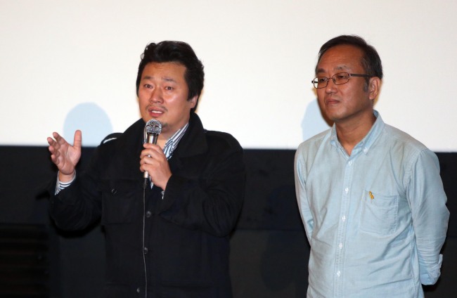 Lee Sang-ho (left) and Ahn Hae-ryong, codirectors of the controversial documentary “The Truth Shall Not Sink with the Sewol,” talk to the press after the film’s premiere at the Busan International Film Festival on Monday.   Yonhap