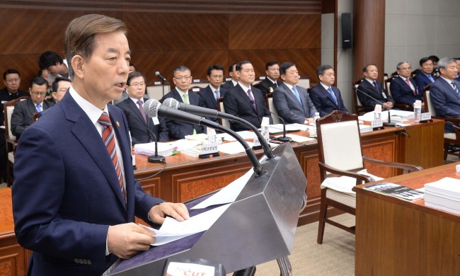 Defense Minister Han Min-gu speaks during a parliamentary interpellation session in the ministry’s building in Seoul on Tuesday.   Lee Gil-dong/ The Korea Herald