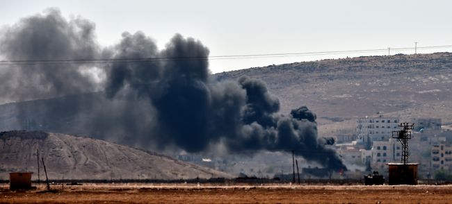 Smoke rises from the Syrian town of Kobane, as seen from the Turkish-Syrian border in the town of Suruc in Sanliurfa province, Turkey, Monday.   AFP-Yonhap
