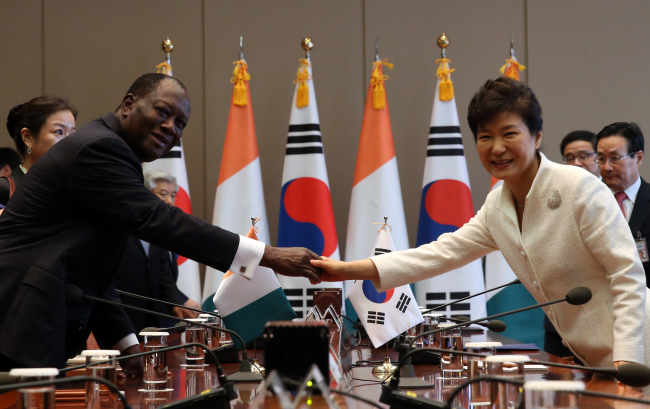 President Park Geun-hye shakes hands with Ivorian President Alassane Ouattara during a bilateral summit held on Tuesday at Cheong Wa Dae.   Yonhap