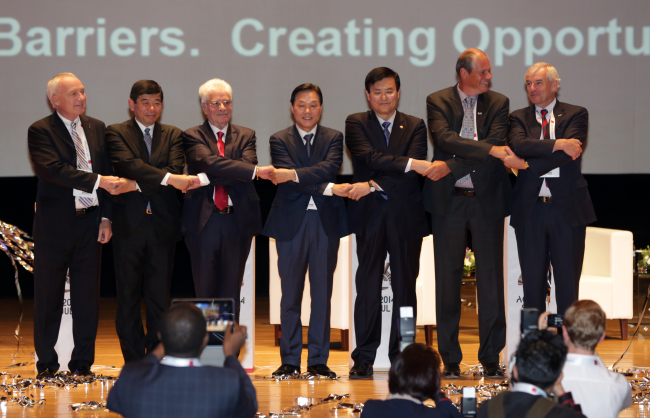 (From left) The International Air Cargo Association secretary-general Douglas Brittin, World Customs Organization secretary-general Kunio Mikuriya, International Civil Aviation Organization secretary-general Raymond Benjamin, Incheon International Airport Corp. CEO Park Wan-su, Transport Minister Suh Seoung-hwan, TIACA chairman Oliver Evans and Enno D. Osinga, senior vice president of Cargo at Amsterdam Airport Schiphol, pose together at the 27th International Air Cargo Forum & Exposition held at Coex on Tuesday.   Incheon International Airport Corp.