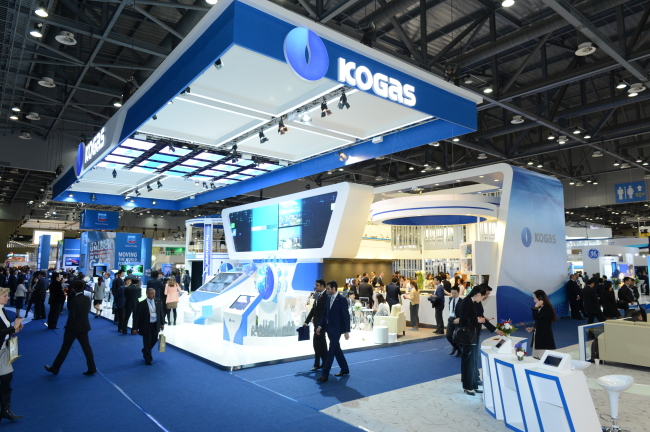 Visitors browse at exhibition booths set up at the 2014 Gastech Conference and Exhibition held from March 24-27 at KINTEX in Gyeonggi Province.   KOGAS