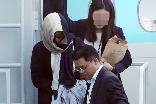 Kim Hea-kyung, a close confidant of Sewol owner Yoo Byung-eun arrives at Incheon International Airport on Tuesday.   Yonhap