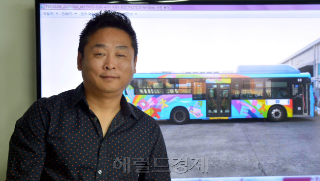 이건만 디자이너<br />김명섭 기자 msiron@heraldcorp.com
이건만 디자이너
김명섭 기자 msiron@heraldcorp.com
