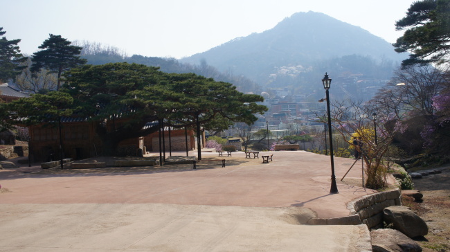 물소리가 좋아 맑은 물에 귀를 씻었다는 종로구 인왕상 수성동 계곡(사진 위)과 흥선대원군 이하원의 별서인 종로구 석파정.