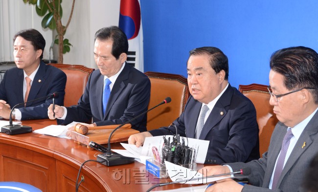 문희상 새정치민주연합 비상대책위원장(가운데)이 8일 오전 국회에서 열린 비상대책위원회의에 참석해  모두발언을 하고 있다.이길동기자.gdlee@heraldcorp.com
문희상 새정치민주연합 비상대책위원장(가운데)이 8일 오전 국회에서 열린 비상대책위원회의에 참석해  모두발언을 하고 있다.이길동기자.gdlee@heraldcorp.com