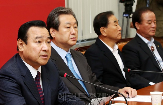 이완구 새누리당 원내대표가 8일 오전 국회에서 열린 최고중진연석회의에서모두발언을 하고 있다.이길동기자.gdlee@heraldcorp.com
이완구 새누리당 원내대표가 8일 오전 국회에서 열린 최고중진연석회의에서모두발언을 하고 있다.이길동기자.gdlee@heraldcorp.com