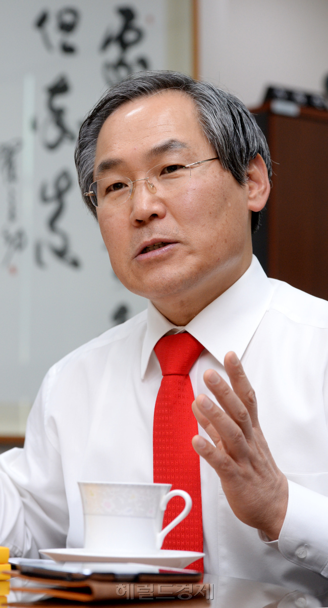 민주당 우윤근 의원"개헌을 말한다" 인터뷰. 박현구 기자phko@heraldcorp.com 2013.12.30
우윤근 의원
민주당 우윤근 의원"개헌을 말한다" 인터뷰. 박현구 기자phko@heraldcorp.com 2013.12.30
민주당 우윤근 의원"개헌을 말한다" 인터뷰. 박현구 기자phko@heraldcorp.com 2013.12.30
