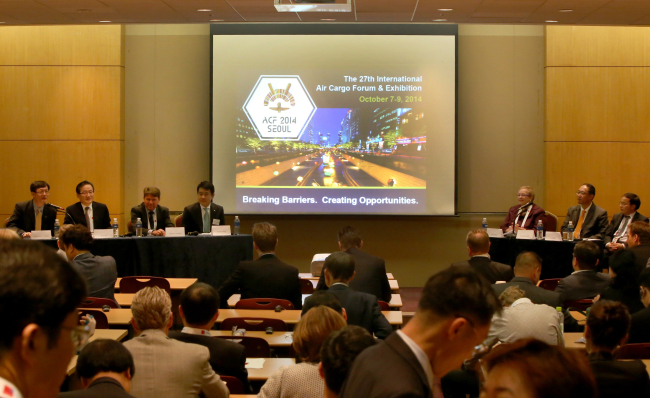 Korea Transport Institute vice president Ye Choong-yeol (left), Incheon International Airport Corp. marketing division vice president Lee Ho-jin (second from left), head of global cargo at Swissport International Nils Pries Knudsen (third from left) and other participants of the 27th International Air Cargo Forum and Exposition engage in a panel discussion at Coex on Wednesday.   Incheon International Airport Corp.