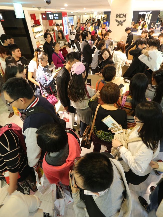 The Lotte Duty Free Shop in Seoul is crowded with groups of Chinese tourists on Oct. 5, during the ‘Golden Week’ of the Chinese National Day.   Yonhap
