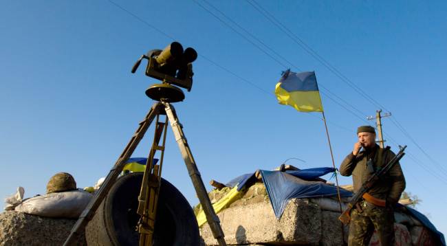 <YONHAP PHOTO-0182> Ukrainian servicemen man a checkpoint in the region of Lugansk on October 7, 2014. Ukraine faced the threat on October 7 of a resumption of all-out warfare as 12 more people, mostly civilians, died in increasingly bloody clashes with pro-Russian rebels despite a truce deal. AFP PHOTO / ANATOLII BOIKO../2014-10-08 05:53:22/ <저작권자 ⓒ 1980-2014 ㈜연합뉴스. 무단 전재 재배포 금지.>
A Ukrainian serviceman stands at a checkpoint in the region of Lugansk, Ukraine, Tuesday.   AFP-Yonhap