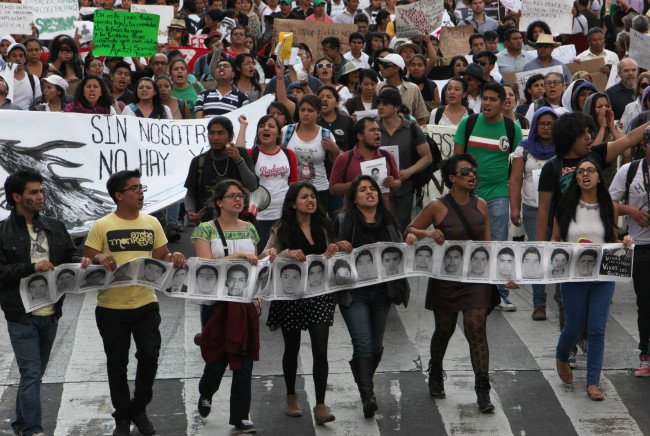 <YONHAP PHOTO-0519> People march while holding images of 43 disappeared students in Mexico City, Wednesday, Oct. 8, 2014. Federal officials say they still have no explanation for the Sept. 26 violence that killed six, wounded at least 25 and left so many missing. Investigators still have no word on whether the 28 bodies found in a mass grave last weekend in the state of Guerrero included some of the missing students. (AP Photo/Marco Ugarte)/2014-10-09 10:01:54/ <저작권자 ⓒ 1980-2014 ㈜연합뉴스. 무단 전재 재배포 금지.>
People march while holding the images of 43 disappeared students in Mexico City on Wednesday.   AP-Yonhap