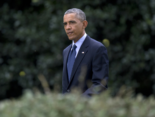 <YONHAP PHOTO-0056> President Barack Obama walks across the South Lawn of the White House in Washington, Tuesday, Oct. 7, 2014, to board Marine One for a short trip to Andrews Air Force Base, Md., before traveling to New York. (AP Photo/Carolyn Kaster)/2014-10-08 01:57:12/ <저작권자 ⓒ 1980-2014 ㈜연합뉴스. 무단 전재 재배포 금지.>
U.S. President Barack Obama walks across the South Lawn of the White House in Washington on Tuesday.   AP-Yonhap