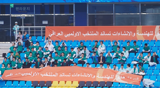 Hanwha E&C officials cheer during the men’s football bronze medal match between Iraq and Thailand at the Incheon Asian Games on Oct. 2.   Hanwha E&C