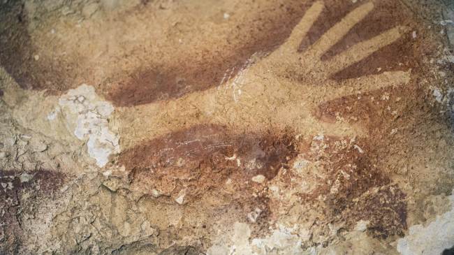 <YONHAP PHOTO-0335> This handout picture released by the journal Nature, on October 8, 2014, shows a hand stencil found on a cave wall in Maros karsts on the Indonesian island of Sulawesi. The silhouette of a hand on a cave wall is 40,000 years old, showing that Europe was not the birthplace of art as long believed, researchers said. Created by spraying reddish paint around an open hand pressed against rock, the stencil was made about the same time -- and possibly before -- early humans were leaving artwork on cave walls around Europe that was long thought to be the first in the world...==RESTRICTED TO EDITORIAL USE - MANDATORY CREDIT "AFP PHOTO / NATURE / KINEZ RIZA" - NO MARKETING - NO ADVERTISING CAMPAIGNS - NO ARCHIVES - TO ILLUSTRATE THE EVENT AS SPECIFIED IN THE CAPTION - DISTRIBUTED AS A SERVICE TO CLIENTS==../2014-10-09 06:00:18/ <저작권자 ⓒ 1980-2014 ㈜연합뉴스. 무단 전재 재배포 금지.>
This handout picture released Wednesday by the journal Nature shows a hand stencil found on a cave wall in Maros Karsts on the Indonesian island of Sulawesi. The silhouette of a hand on a cave wall is 40,000 years old, showing that Europe was not the birthplace of art as long believed, researchers said. Created by spraying reddish paint around an open hand pressed against rock, the stencil was made about the same time ― and possibly before ― early humans were leaving artwork on cave walls around Europe that was long thought to be the first in the world. (Related story on Page 13)   AFP-Yonhap