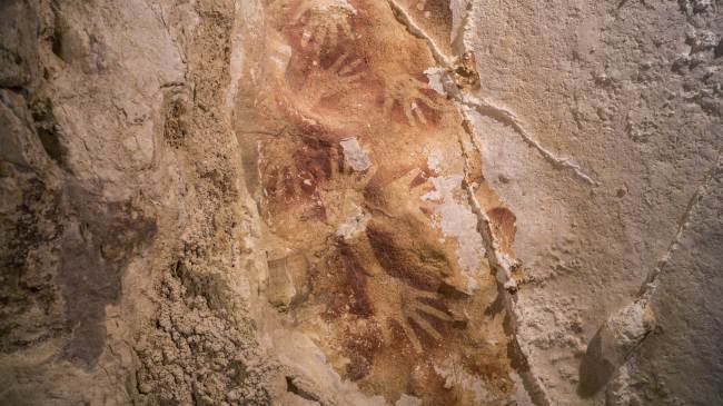 <YONHAP PHOTO-0334> This handout picture released by the journal Nature, on October 8, 2014, shows hand stencils marking a cave wall in Maros karsts on the Indonesian island of Sulawesi. The silhouette of hands on a cave wall is 40,000 years old, showing that Europe was not the birthplace of art as long believed, researchers said. Created by spraying reddish paint around an open hand pressed against rock, the stencil was made about the same time -- and possibly before -- early humans were leaving artwork on cave walls around Europe that was long thought to be the first in the world...==RESTRICTED TO EDITORIAL USE - MANDATORY CREDIT "AFP PHOTO / NATURE / KINEZ RIZA" - NO MARKETING - NO ADVERTISING CAMPAIGNS - NO ARCHIVES - TO ILLUSTRATE THE EVENT AS SPECIFIED IN THE CAPTION - DISTRIBUTED AS A SERVICE TO CLIENTS==../2014-10-09 06:00:08/ <저작권자 ⓒ 1980-2014 ㈜연합뉴스. 무단 전재 재배포 금지.>
A cave drawing on the Indonesian island of Sulawesi   AFP-Yonhap