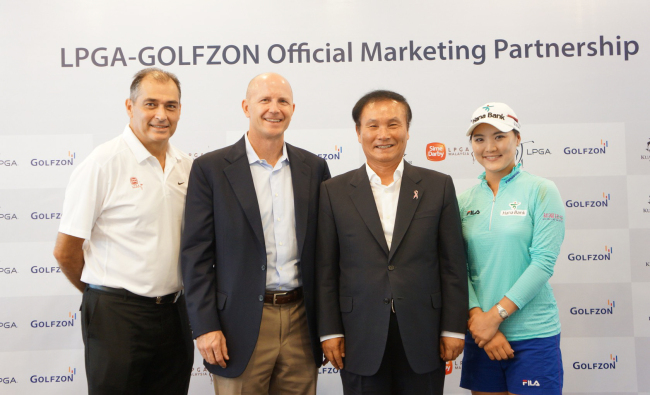 사진 왼쪽부터 스티븐 틸크 KLGCC 총지배인 , 존 포더니 LPGA CCO, 김영찬 골프존 대표이사, 유소연.