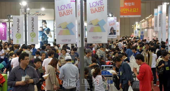 임산부의 날(10월 10일)알 맞아 경기도 일산 킨텍스에서 열리는 코리아베이비페어에서 수 많은 시민들이 출산, 육아 관련 제품들을 둘러보고 있다. 10월 10일은 풍요와 수확을 상징하는 10월과 임신기간 10개월의 의미로 임산부의 날로 지정돼 있다.<br />김명섭 기자 msiron@heraldcorp.com
임산부의 날(10월 10일)알 맞아 경기도 일산 킨텍스에서 열리는 코리아베이비페어에서 수 많은 시민들이 출산, 육아 관련 제품들을 둘러보고 있다. 10월 10일은 풍요와 수확을 상징하는 10월과 임신기간 10개월의 의미로 임산부의 날로 지정돼 있다.
김명섭 기자 msiron@heraldcorp.com
