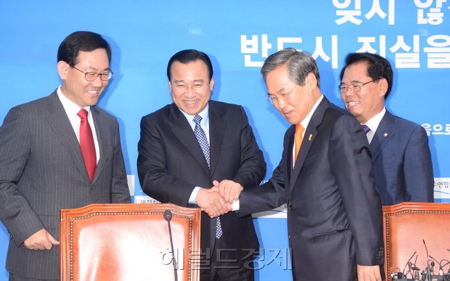 우윤근 새정치민주연합 원내대표가 10일 오전 국회 원내대표실을 찾은 이완구 새누리당 원내대표와 첫회동에 앞서 악수를 하고 있다.이길동기자.gdlee@heraldcorp.com
우윤근 새정치민주연합 원내대표가 10일 오전 국회 원내대표실을 찾은 이완구 새누리당 원내대표와 첫회동에 앞서 악수를 하고 있다.이길동기자.gdlee@heraldcorp.com
우윤근(오른쪽에서 두번째) 새정치민주연합 신임 원내대표가 10일 오전 국회 원내대표실을 찾은 이완구(왼쪽에서 두번째) 새누리당 원내대표와 첫 회동을 하면서 악수를 나누고 있다. 이 자리에서 이 원내대표는 앞서 우 원내대표가 아침 비상대책위 회의를 통해 국정감사 과정에서 새누리당 의원이 야당 측 의원을 비난한 것에 대한 사과 요구에 대해 “그런 일이 없도록 소속 의원들에게 다시 한 번 주의를 촉구하겠다”며 사과했다.  이길동 기자/gdlee@