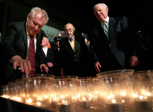 (Left to right) Czech President Milos Zeman, former German Foreign Minister Hans-Dietrich Genscher, German President Joachim Gauck and former U.S. Secretary of State James Baker light candles on Augustplatz square in Leipzig on Thursday to celebrate the 25 years since one of the most dramatic mass protests in the run-up to the Berlin Wall’s fall.   AFP-Yonhap