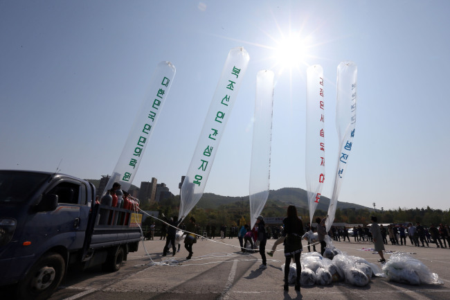 A group of defectors from North Korea sends anti-North leaflets into the communist country Friday from Paju, Gyeonggi Province.   Yonhap
A group of defectors from North Korea sends anti-North leaflets into the communist country Friday from Paju, Gyeonggi Province.   Yonhap