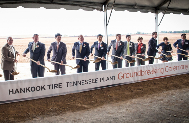 Hankook Tire CEO Suh Seung-hwa (fifth from left), Tennessee Gov. Bill Haslam (sixth from left) and other company and government officials attend the ground-breaking ceremony for the tire maker’s new plant in the U.S. state on Thursday.   Hankook Tire