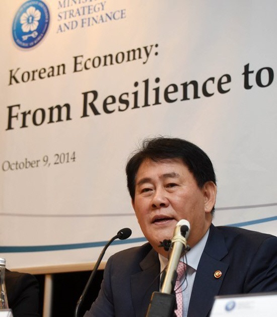 Deputy Prime Minister and Finance Minister Choi Kyung-hwan speaks to investors and economists about the Korean economy in New York on Thursday.   Ministry of Strategy and Finance