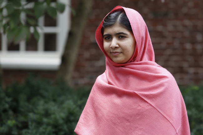 <YONHAP PHOTO-1563> FILE - In this file photo taken Friday, Sept. 27, 2013, Malala Yousafzai listens as Harvard President Drew Gilpin Faust introduces her to reporters at Harvard University in Cambridge, Mass. Children's rights activists Malala Yousafzai of Pakistan and Kailash Satyarthi of India and have won the Nobel Peace Prize. (AP Photo/Jessica Rinaldi, File)/2014-10-10 18:08:20/ <저작권자 ⓒ 1980-2014 ㈜연합뉴스. 무단 전재 재배포 금지.>
Malala Yousafzai   AP-Yonhap