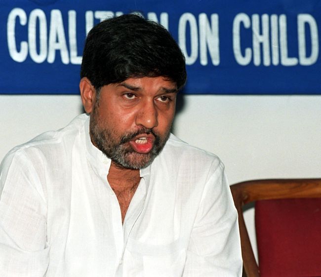 <YONHAP PHOTO-1567> (FILES) A picture taken on June 18, 1999 shows Kailash Satyarthi, Indian anti-child labour activist and head of the South Asian Coalition Against Child Servitude, addressesing a press conference in New Delhi. The chairman of the Norwegian Nobel Committee, Thorbjorn Jagland, announced that Kailash Satyarthi has been awarded the Nobel Peace Prize 2014 at the Nobel Institute in Oslo on October 10, 2014. AFP PHOTO/RAVEENDRAN../2014-10-10 18:09:25/ <저작권자 ⓒ 1980-2014 ㈜연합뉴스. 무단 전재 재배포 금지.>
Kailash Satyarthi   AFP-Yonhap