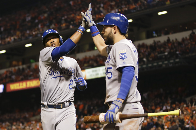 Kansas City Royals shortstop Alcides Escobar (left) is congratulated by first baseman Eric Hosmer after scoring in the ninth inning.   AP-Yonhap