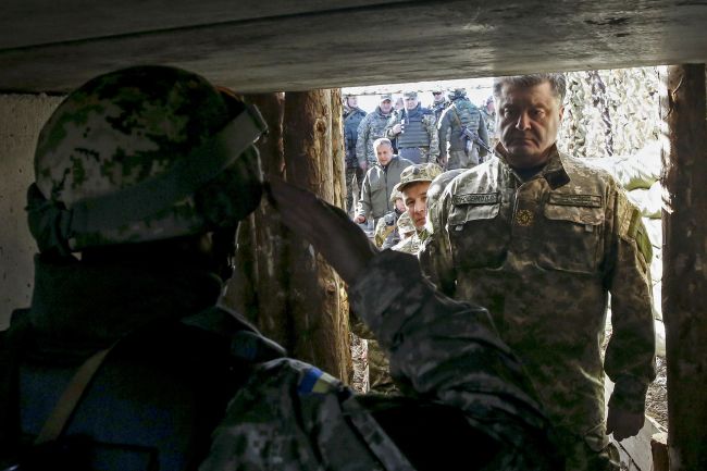 Ukrainian President Petro Poroshenko (right) visits the Ukrainian defense line near Kurahovo in the Donetsk region of eastern Ukraine.   AFP-Yonhap