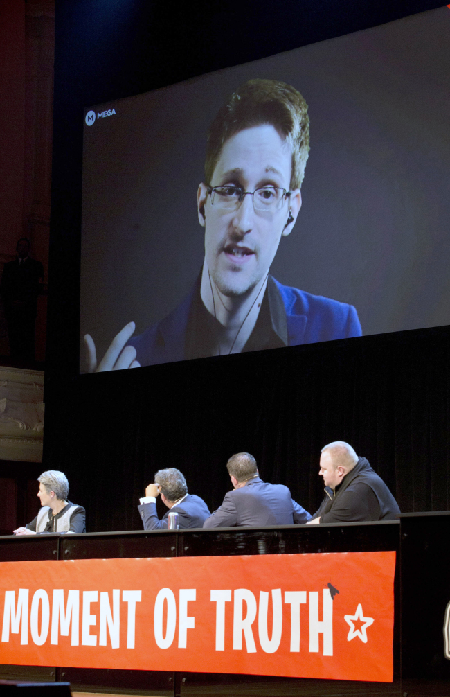 Former National Security Agency systems analyst-turned-leaker Edward Snowden appears via video link from Russia to hundreds of people in Auckland, New Zealand, Sept. 15.   AP-Yonhap